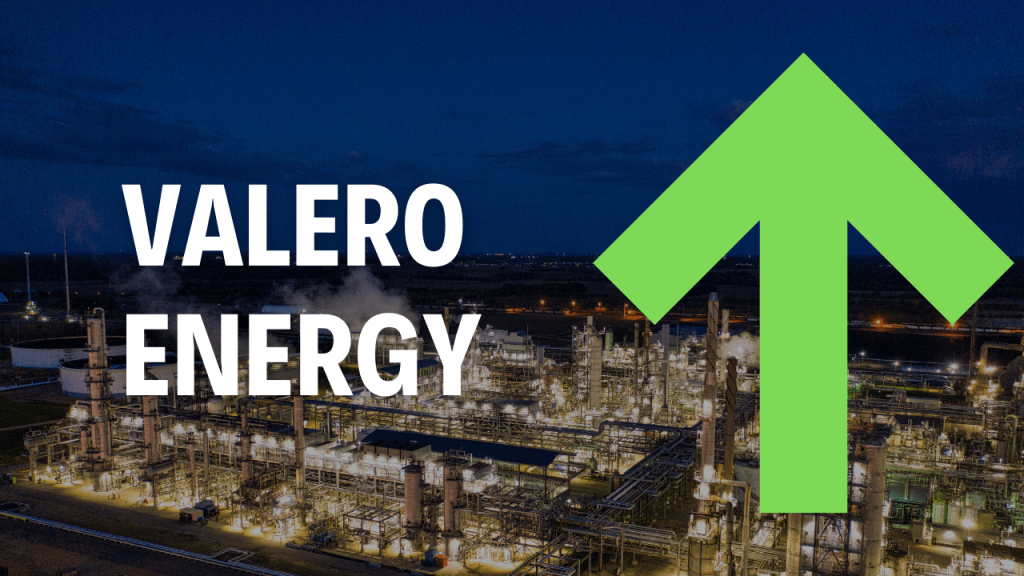 Immagine sullo sfondo di una raffineria con una freccia verde verso l'alto e una scritta bianca in primo piano.