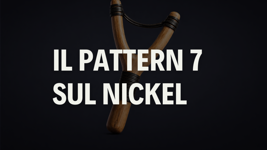 Nickel: il pattern di accumulo sui massimi Fionda in legno vista frontale su sfondo scuro neutro, isolata, senza elementi grafici o testo aggiuntivo.