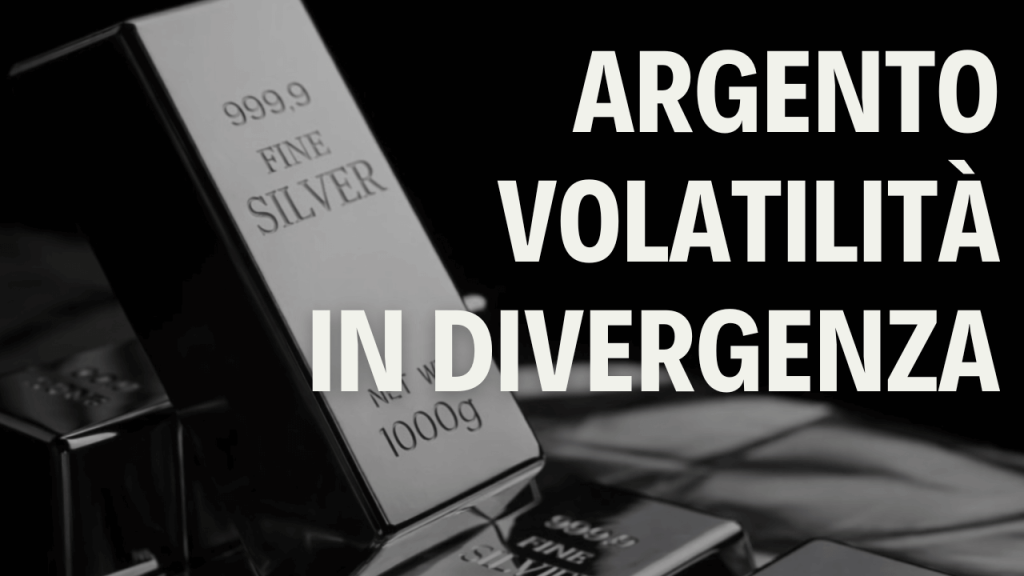 Argento: volatilità e prezzo non si muovono insieme Lingotto d'argento con sfondo nero e scritta "Argento volatilità in divergenza".