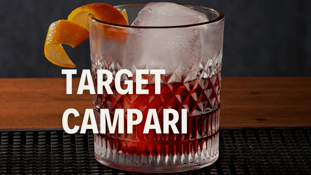 Bicchiere di Campari con la scritta bianca "TARGET CAMPARI".