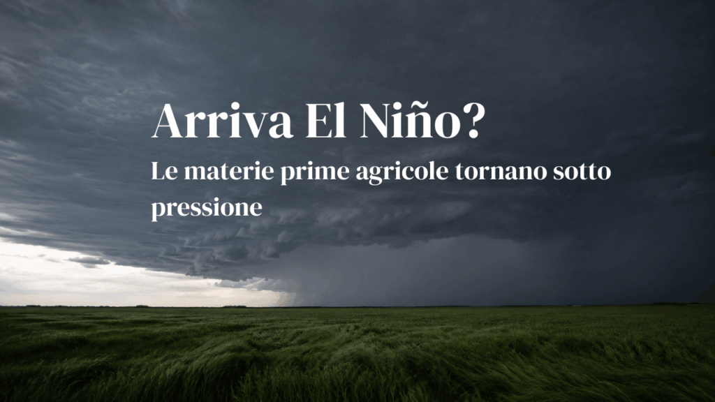 Temporale in arrivo sopra un campo verde, immagine simbolica del possibile impatto di El Niño sulle materie prime agricole.