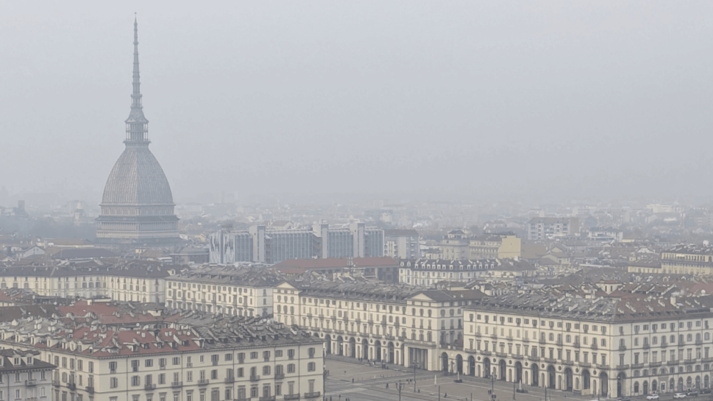 Data center: la corsa all’acqua delle Alpi mentre l’Europa brucia Immagine di Torino dall'alto in una giornata nebbiosa.
