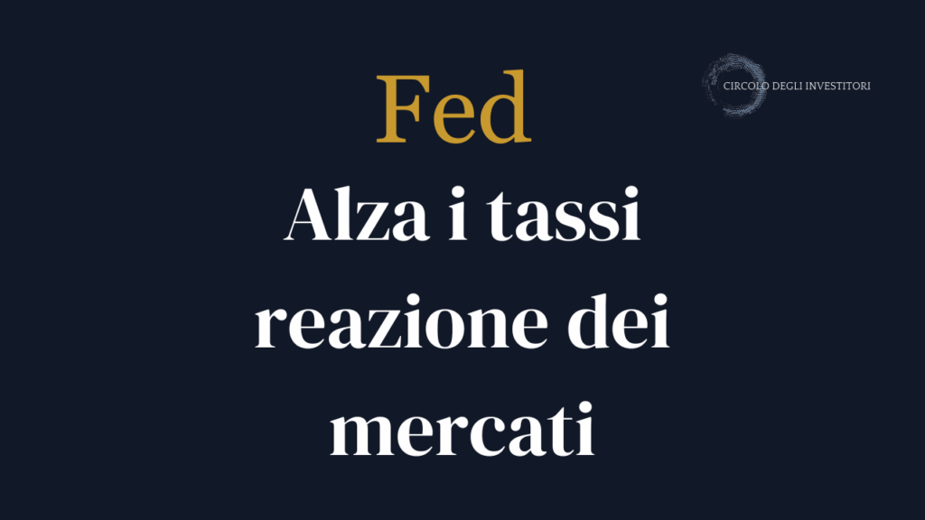 Fed alza i tassi: come hanno reagito i mercati Copertina blu navy con scritta Fed alza i tassi reazione dei mercati