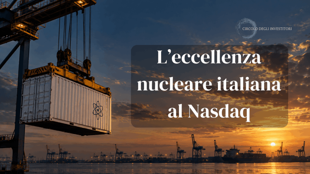 Terra Innovatum, il mini reattore italiano al Nasdaq Container industriale bianco con il simbolo dell'atomo sollevato da una gru portuale al tramonto, con il titolo "L'eccellenza nucleare italiana al Nasdaq".