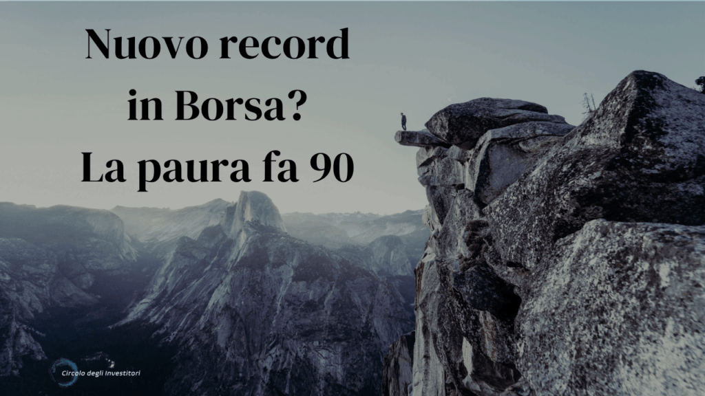 Nuovo record in Borsa? La paura fa 90 Uomo in piedi sul bordo di una roccia a strapiombo sopra una valle, metafora della Borsa ai massimi storici